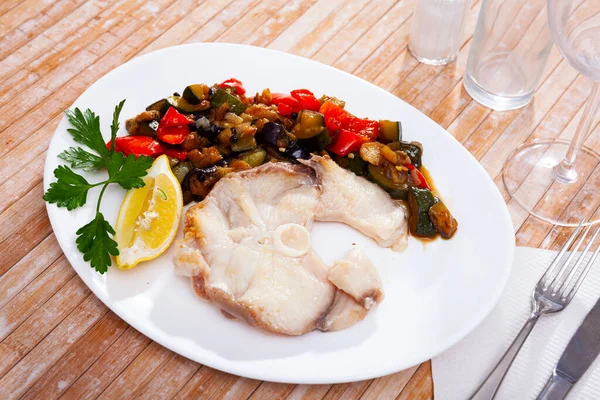 Kuchnia skandynawska owoce morza serwowane z smażonymi warzywami na talerzu na drewnianym stole — Zdjęcie stockowe