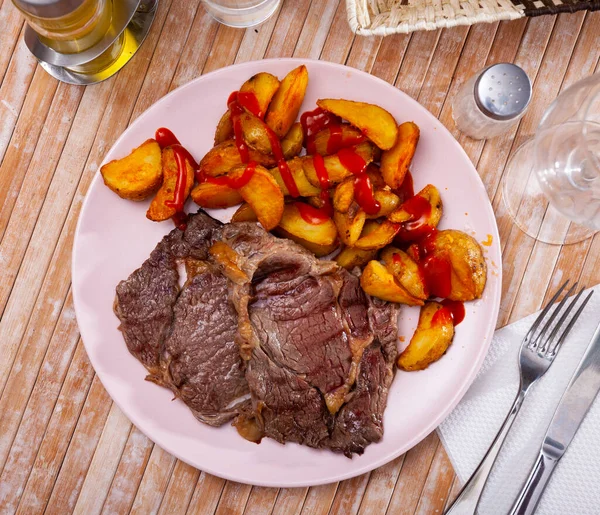 Bistecca di filetto di manzo alla griglia con patate — Foto Stock