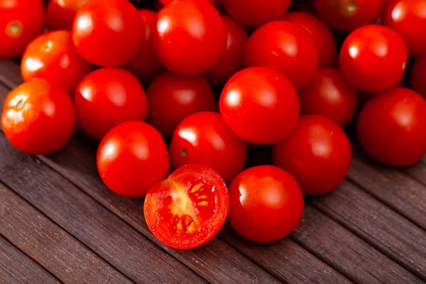 Foto de tomate cereja amontoado na mesa — Fotografia de Stock