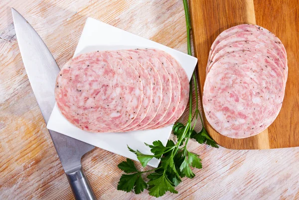 Imagem de salsicha cortada em fatias na mesa de madeira — Fotografia de Stock