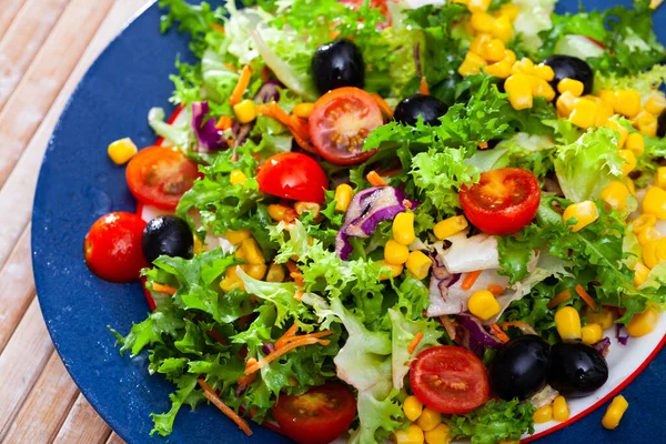 Salat mit Salat, Tomaten, Mais und Oliven — Stockfoto