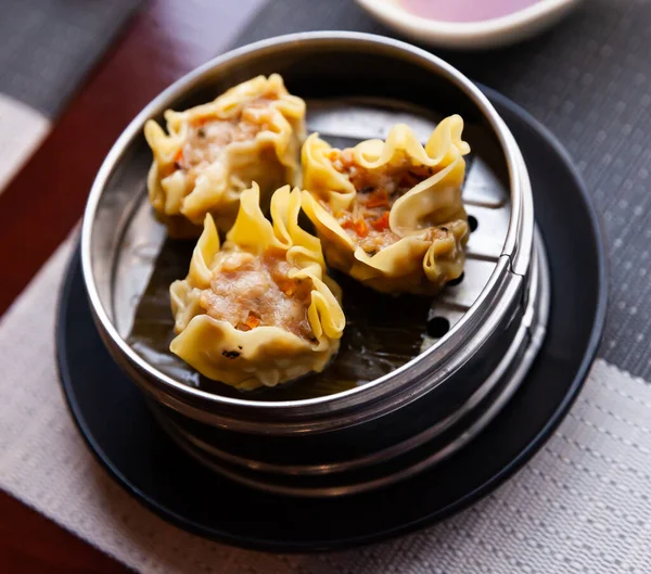 Masakan Cina - pangsit shumai dengan kecap — Stok Foto