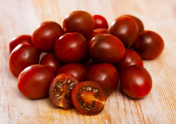 Tomates cherry sobre mesa de madera — Foto de Stock