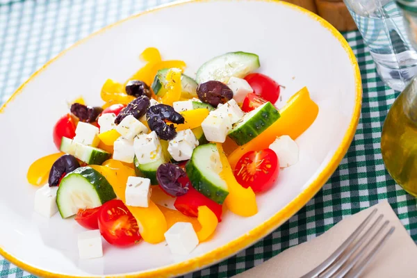 Appetitlich griechischer Salat — Stockfoto