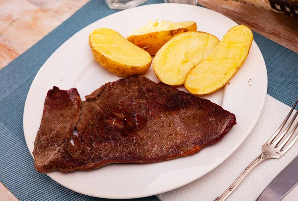 Delicious grilled beef with baked potatoes at plate — Stock Photo, Image