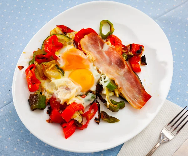 El plato del desayuno - huevos revueltos con tocino y verduras primer plano —  Fotos de Stock