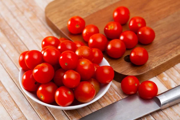 Frische Bio-Kirschtomaten auf Holztisch — Stockfoto