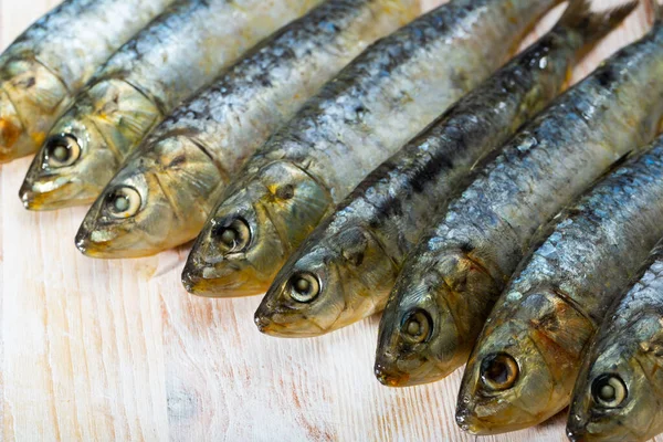 Sardinhas marinadas na mesa de madeira — Fotografia de Stock