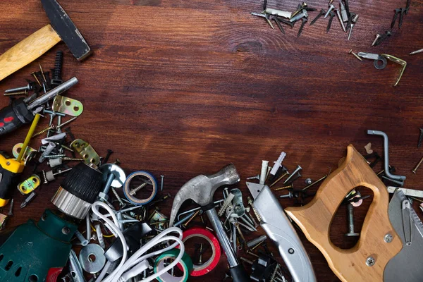 Vari strumenti di maniglia per la riparazione su superficie di legno — Foto Stock