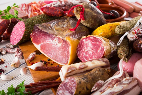 Разнообразие мяса на столе — стоковое фото