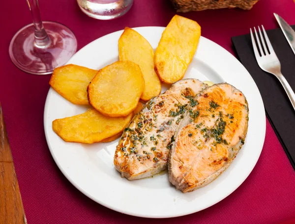 Fried salmon steaks with sauce and baked potatoes — Stock Photo, Image