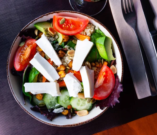 Salada mediterrânea tradicional com queijo e quinoa — Fotografia de Stock