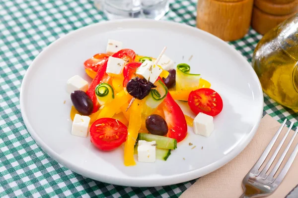 Salada de legumes grega com queijo e azeite — Fotografia de Stock