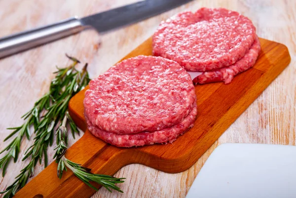 Raw minced beef patties for hamburgers — Stock Photo, Image