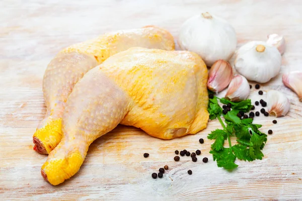 Immagine di prosciutti di pollo crudo con verdure e aglio — Foto Stock