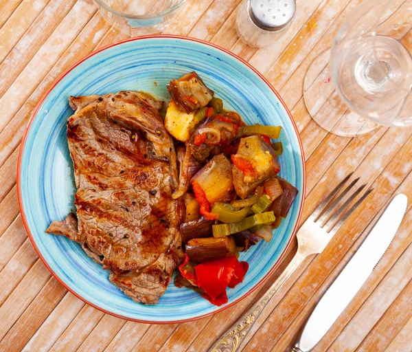 Grilled veal with sauteed vegetables, healthy dinner — Stock Photo, Image