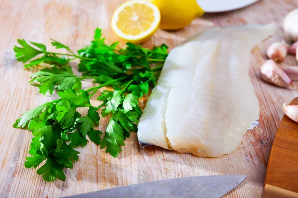 Ahşap zeminde pişirmeden önce çiğ balık filetosu. — Stok fotoğraf