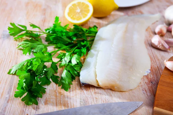 Filete de filete de bacalao crudo antes de cocinar sobre fondo de madera — Foto de Stock