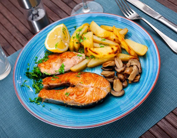 Вкусный стейк из жареного лосося с картошкой и грибами — стоковое фото