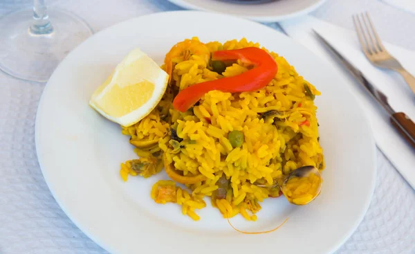 Plato de mariscos apetitoso Paella con camarones. — Foto de Stock