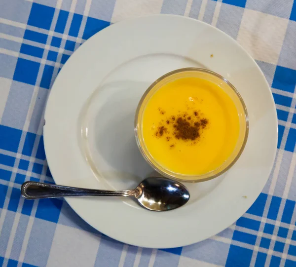 Natilla, tipik süt, yumurta ve şekerden yapılmış tatlı.. — Stok fotoğraf