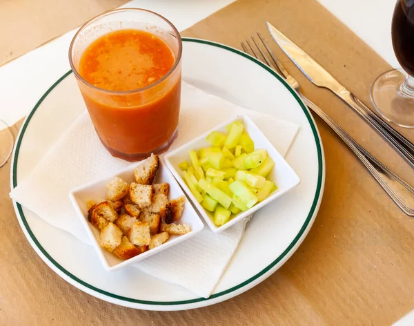 Gazpacho im Glas kalte Gemüsesuppe auf Tomatenbasis — Stockfoto