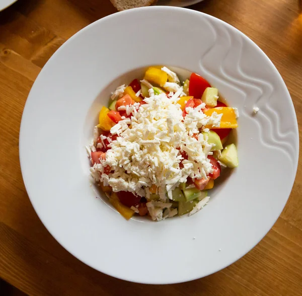 Shopska-Salat - Gericht der Balkanküche. Gurken, Tomaten, Paprika und Brynza — Stockfoto