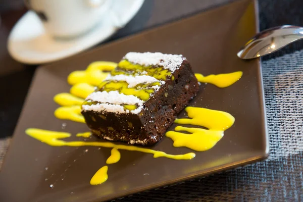Schokoladenbrownie im Café — Stockfoto