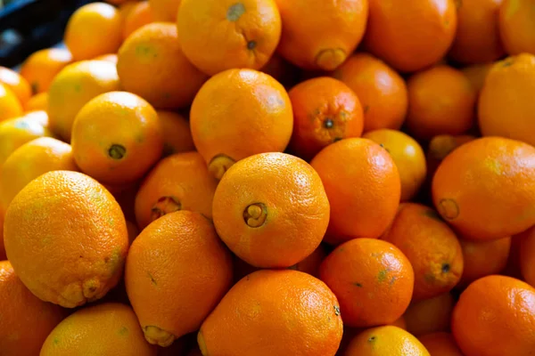 Arance mature su un banco di mercato — Foto Stock
