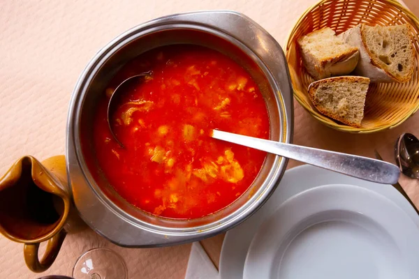 Callos de comida con garbanzos, pimienta y callos de res, servidos en tazón — Foto de Stock