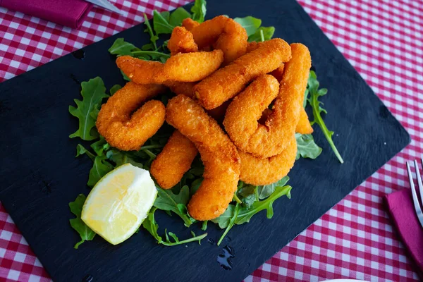 Sepia chocos empanados e fritos, tapa típica em Espanha — Fotografia de Stock