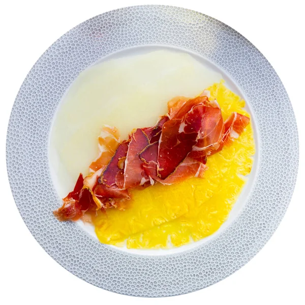 Deliciosa porción de piña y melón carpaccio con jamón en rodajas finas — Foto de Stock