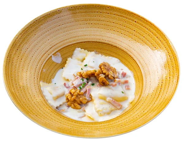 Ravioli mit Ziegenkäse, Carbonara-Sauce und Zwiebel-Walnuss-Dekoration — Stockfoto