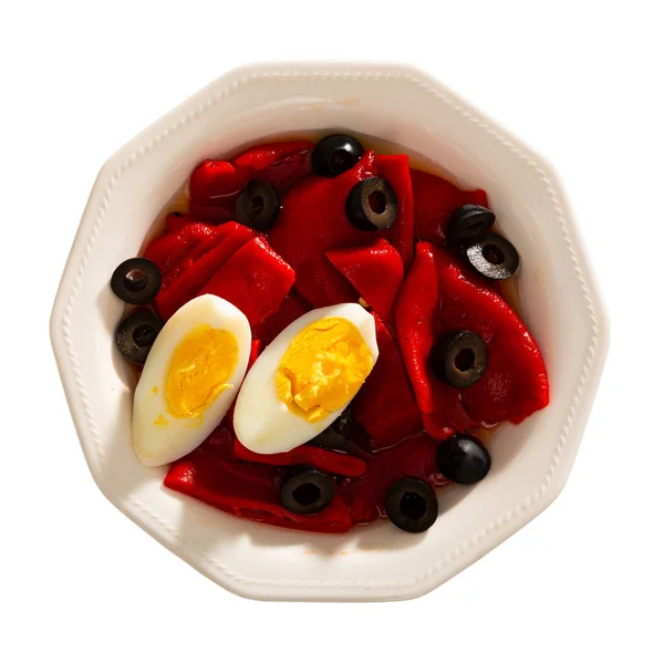 Andalusischer gerösteter Paprika-Salat mit gekochtem Ei und Oliven — Stockfoto