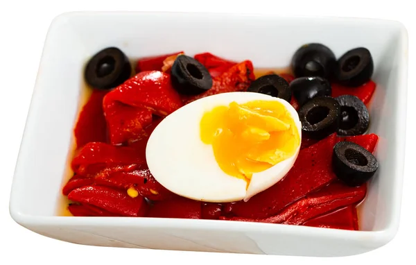 Salat aus gerösteten Paprika, beliebtes spanisches Gericht — Stockfoto