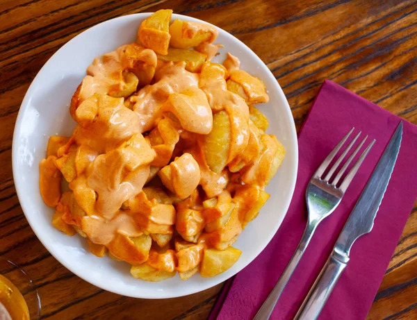 Spanish fried spicy potatoes Patatas bravas with sauces — Stock Photo, Image