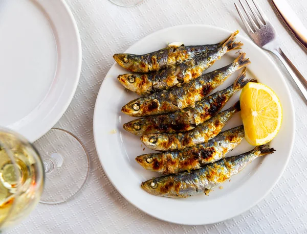 Espeto de sardinas s plátkem citronu — Stock fotografie