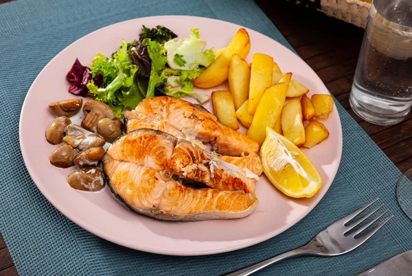 Grilled salmon steak with potato and mushrooms — Stock Photo, Image