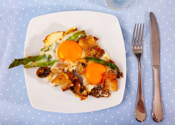 Kahvaltıda mantarlı yumurta, pastırma ve kuşkonmaz. — Stok fotoğraf