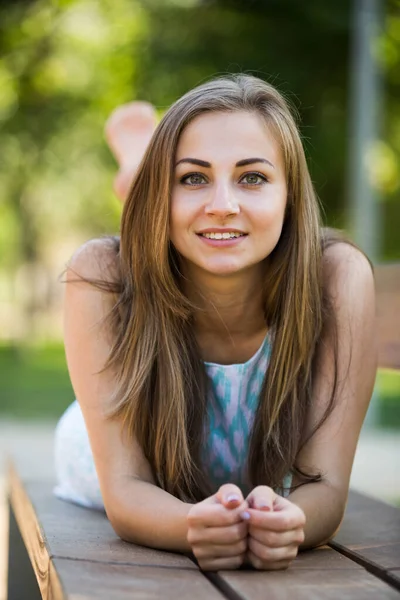Portret van lachend volwassen meisje buiten in park — Stockfoto
