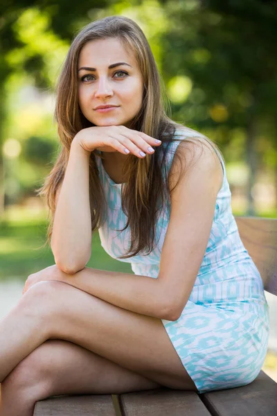 Ritratto di giovane donna positiva ritratto in giardino — Foto Stock