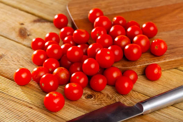 Tomates cherry orgánicos frescos en mesa de madera — Foto de Stock