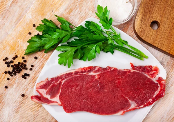 Stück Rindfleisch mit Erbsen aus Bitterpfeffer und Petersilie — Stockfoto