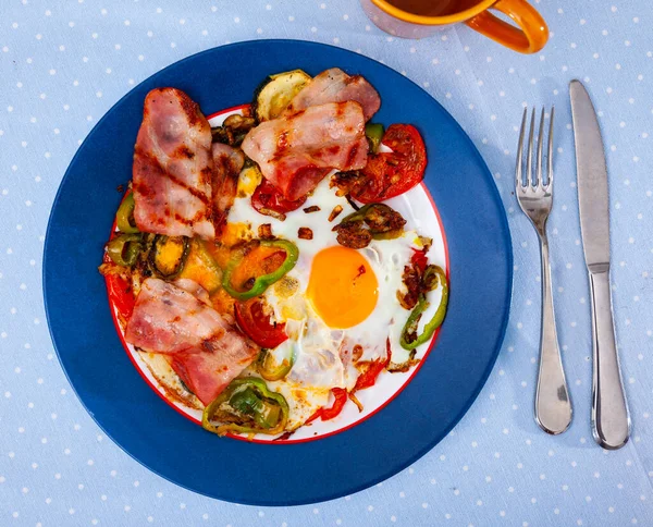 Plat petit-déjeuner - œufs brouillés avec bacon et légumes gros plan — Photo