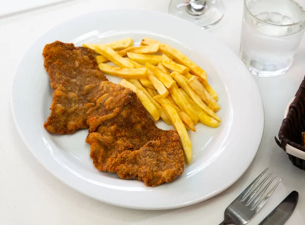 Escalope com batatas fritas — Fotografia de Stock