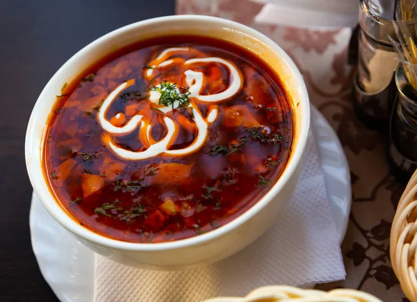 Traditionell rysk köttsoppa solyanka med blandat kött och korv och grönsaker — Stockfoto