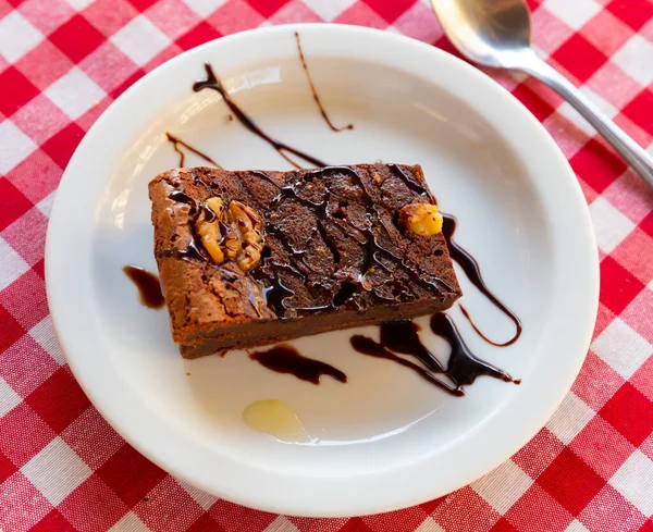 Fatia saborosa de bolo de esponja de chocolate servido na placa — Fotografia de Stock