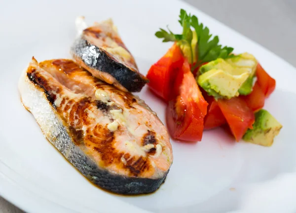 Steaks de saumon grillés aux légumes — Photo