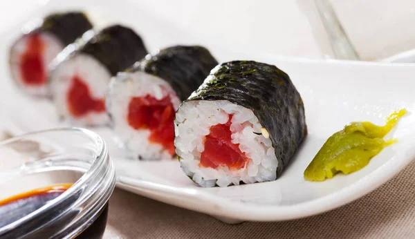 Sushi maki cu ton — Fotografie, imagine de stoc