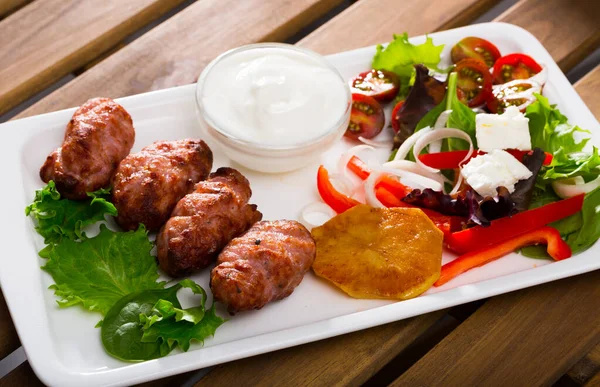 Domates ve biberli kebaplar Bulgar mutfağının lezzetli yemekleridir. — Stok fotoğraf